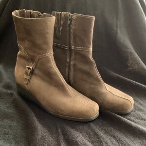 La Canadienne women’s winter boots: suede exterior & felted interior, size 7.
